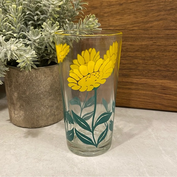 Mid-century Yellow and Green Flower on Glass - Picture 3 of 5
